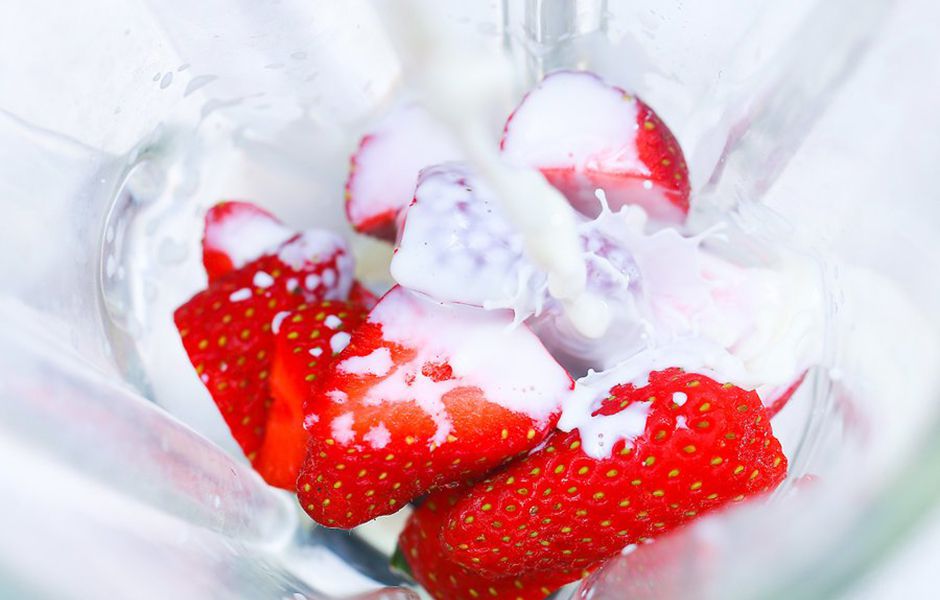 how to make strawberry smoothie 453354656 - چگونه اسموتی توت فرنگی درست کنیم؟